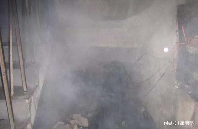凌晨大火烧穿31层！业主哭诉：物业公司必须负责消防栓居然没水(图3)