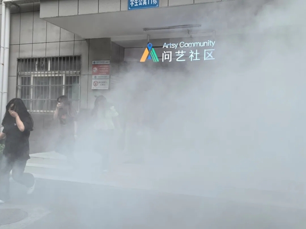 小车逆行撞货车起火后续！司机扒窗惨叫车企沦陷货车师傅回应(图1)