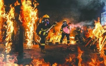 守护老旧小区消防安全 盘龙区第84场“院坝课堂”在新迎十二组团开展(图1)