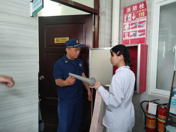 凤山街道筑牢卫健领域安全防线开展“五一节”前消防培训与专项检查(图2)