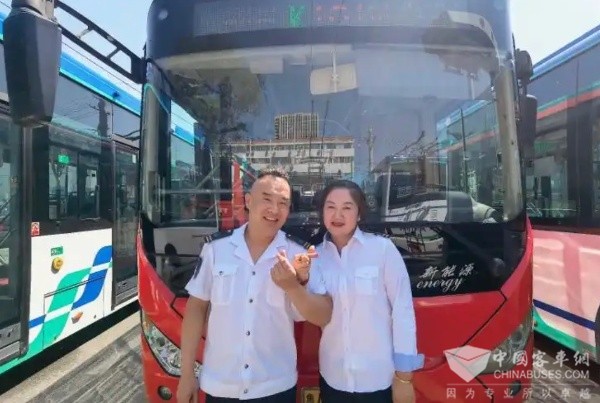 520公交关爱：济南公交夫妻档的坚守劳动节“车厢内的浪漫”(图1)