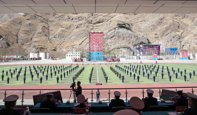 西藏消防救援总队召开2024年度新录用消防员基地化训练成果展示活动暨岗前适应训练动员部署会(图1)