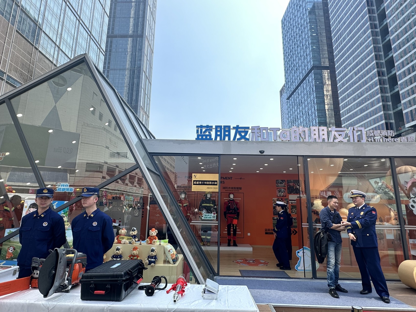 C视频｜全国首个户外消防主题直播间在成都春熙路开播(图2)