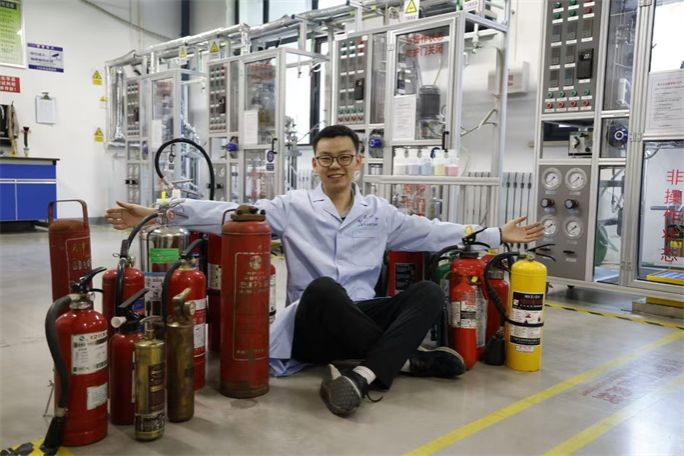 中宏网：收藏上百具灭火器 这位天津大学学生要做最“硬核”科普(图2)