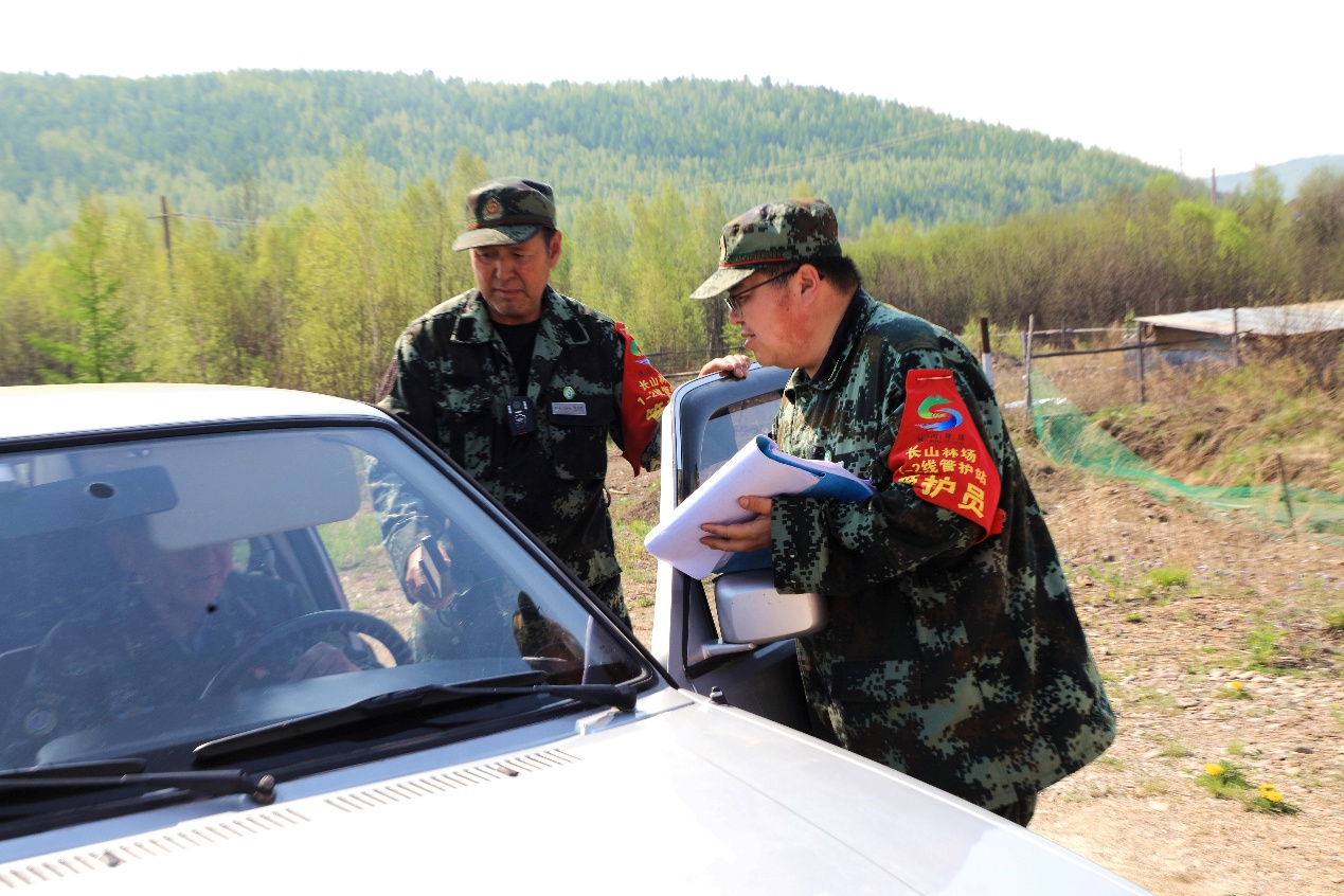 父子同心守青山 护林接力写春秋——阿木尔林业局1—2线管护员赵凤歧、赵炎父子的故事(图3)