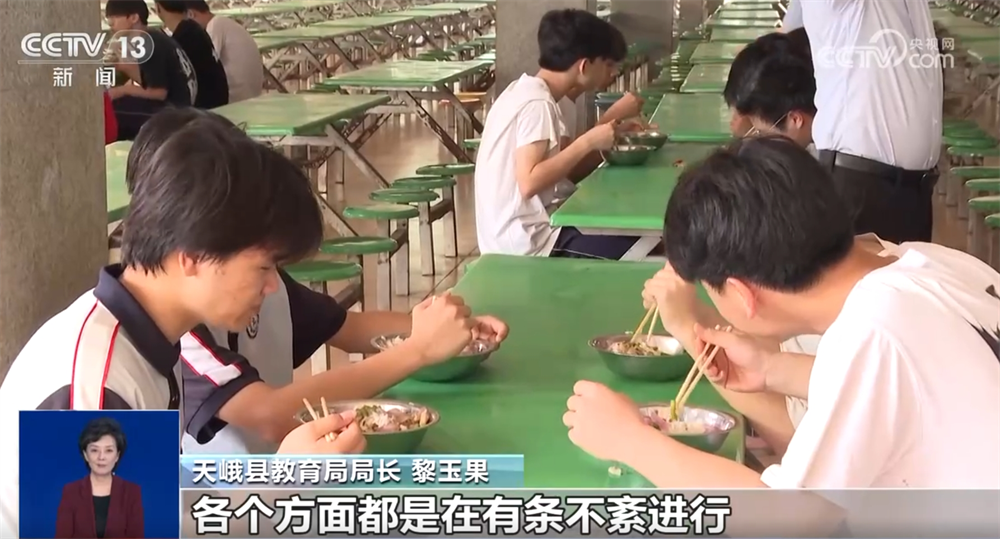 直击抗洪抢险一线｜转移群众、抢修道路 各方救援力量持续奋战(图3)