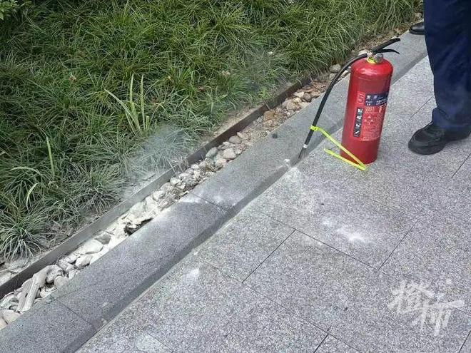 口袋里的罗马仕充电宝突然起火25岁小伙左腿三级烧伤！非召回批次买来不到一年(图3)