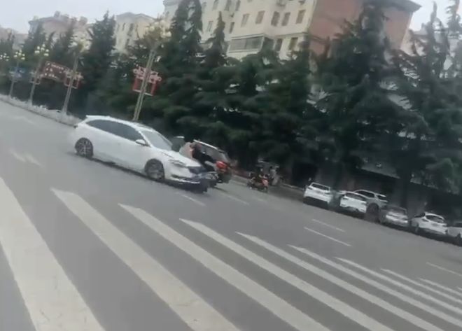一社区女书记当街开车追撵女子两路人遭殃被撞伤宝鸡警方介入(图1)