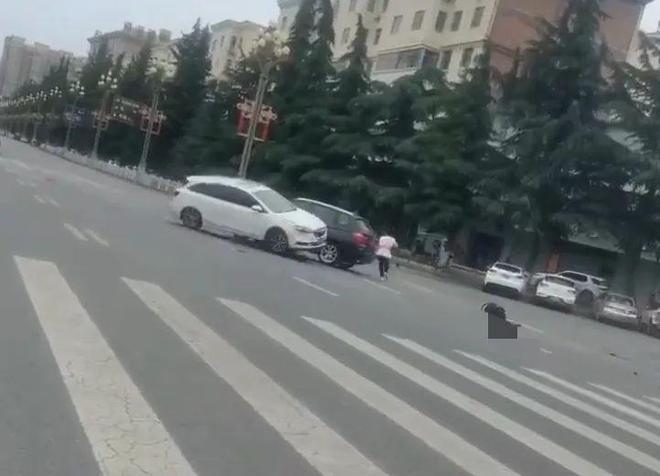 一社区女书记当街开车追撵女子两路人遭殃被撞伤宝鸡警方介入(图2)