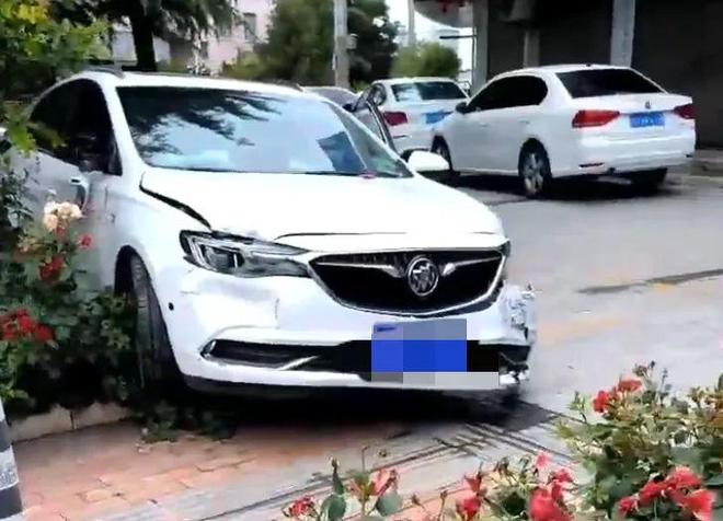 一社区女书记当街开车追撵女子两路人遭殃被撞伤宝鸡警方介入(图3)