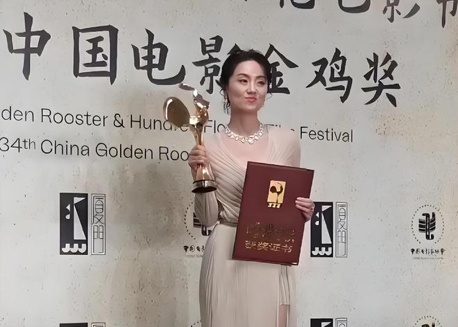 朱媛媛家庭情况：爸爸是工程师妈妈是医生姐姐是老师哥哥是画家(图11)