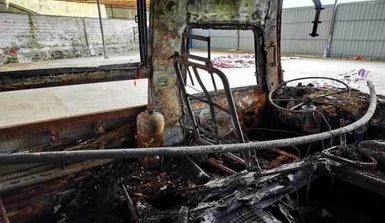 客车失火致6死15伤因为一名乘客的这个举动……(图4)
