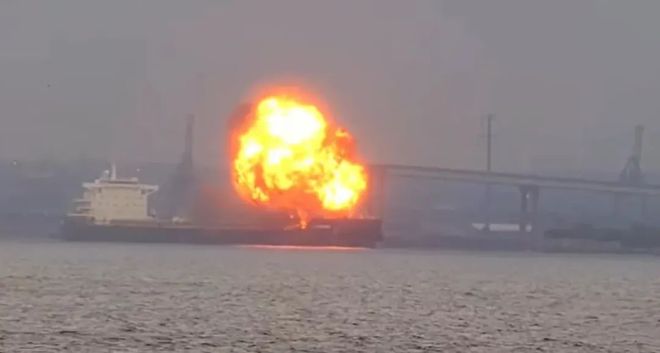 突发：一8万吨级煤炭船爆炸起火！(图1)