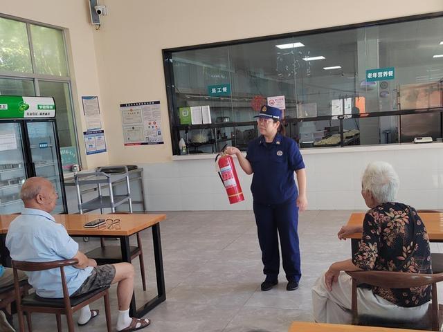 湖北襄阳：守护“银发安全” 消防织密养老机构安全防护网(图2)
