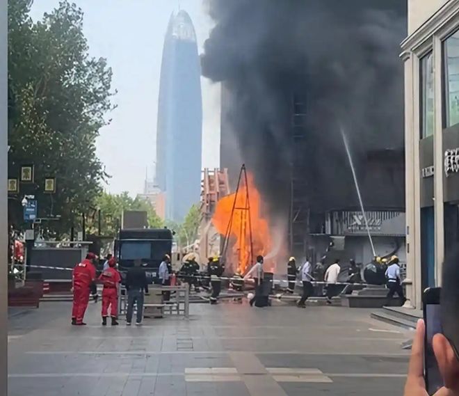 济南广场爆炸现场火灾造成5人受伤1人失联救援迅速展开！(图1)