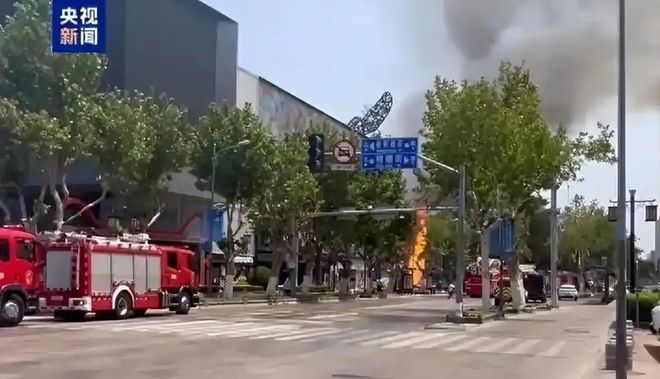 济南广场爆炸现场火灾造成5人受伤1人失联救援迅速展开！(图4)