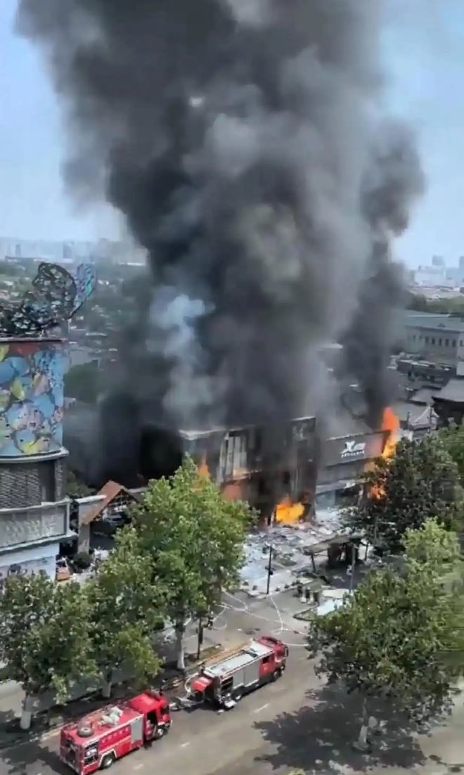 济南广场爆炸现场火灾造成5人受伤1人失联救援迅速展开！(图2)