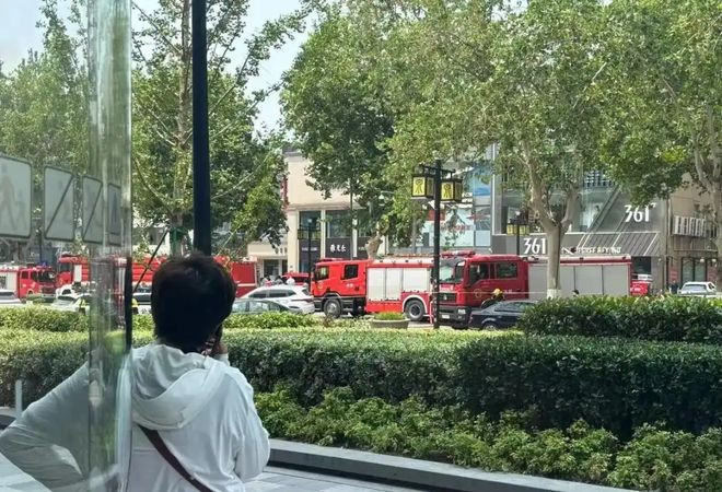 济南广场爆炸现场火灾造成5人受伤1人失联救援迅速展开！(图3)