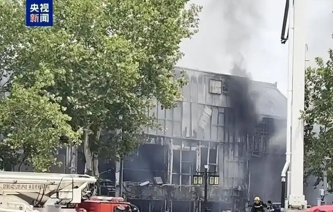 济南广场爆炸现场火灾造成5人受伤1人失联救援迅速展开！(图8)