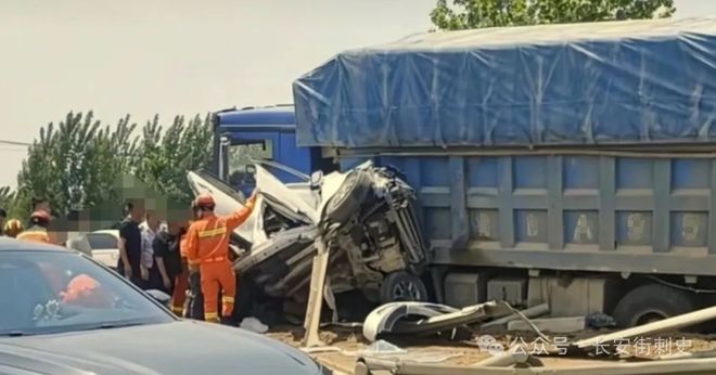 小汽车“稀碎”、工程车把隔离带“犁”了！滨海大道发生大车祸…(图3)