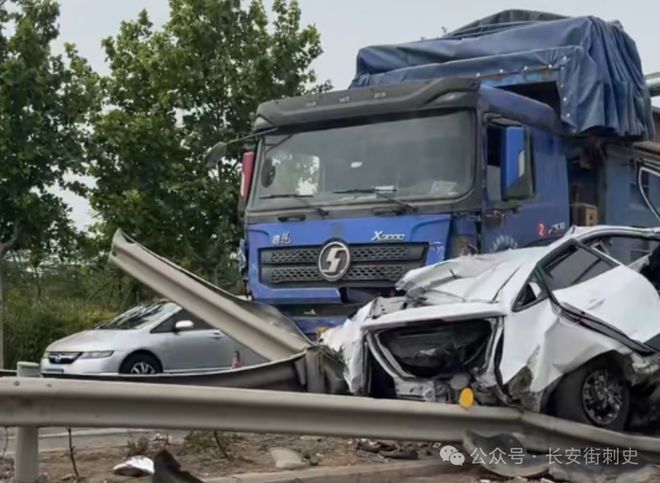 小汽车“稀碎”、工程车把隔离带“犁”了！滨海大道发生大车祸…(图4)