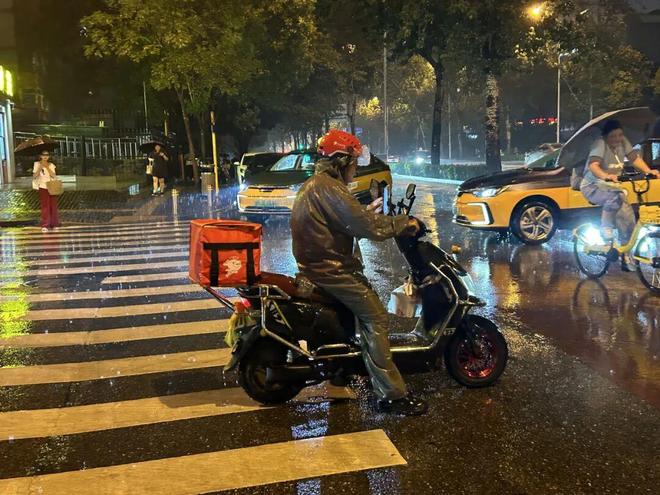 一场关于“暴雨天要不要点外卖”的讨论(图1)