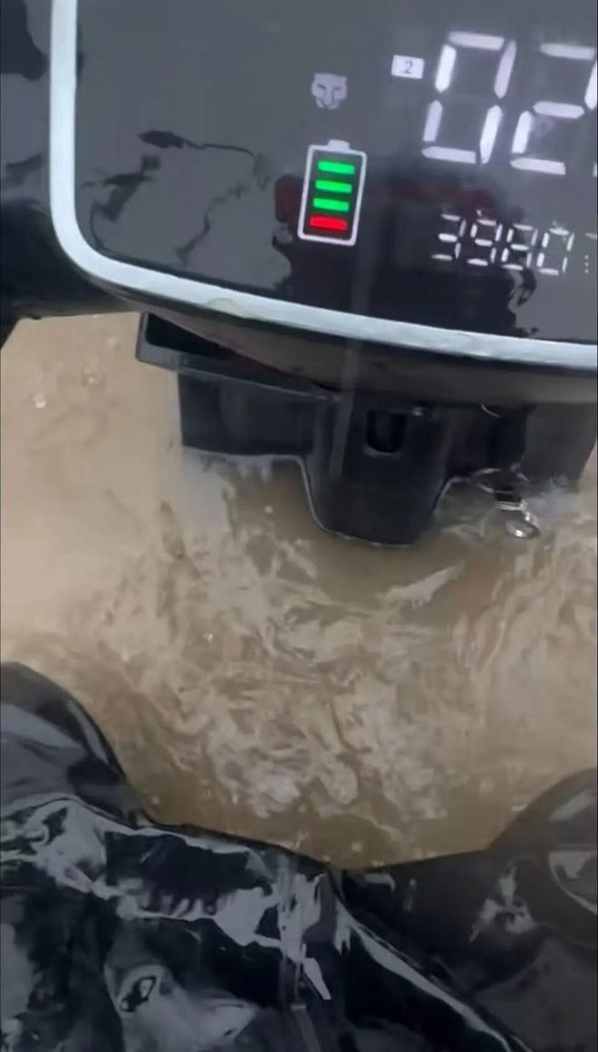 一场关于“暴雨天要不要点外卖”的讨论(图4)