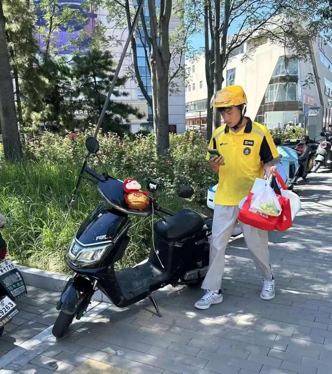 一场关于“暴雨天要不要点外卖”的讨论(图3)