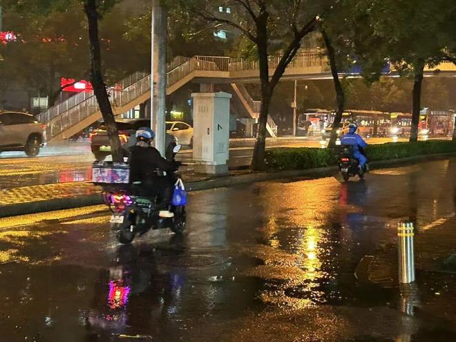 一场关于“暴雨天要不要点外卖”的讨论(图5)
