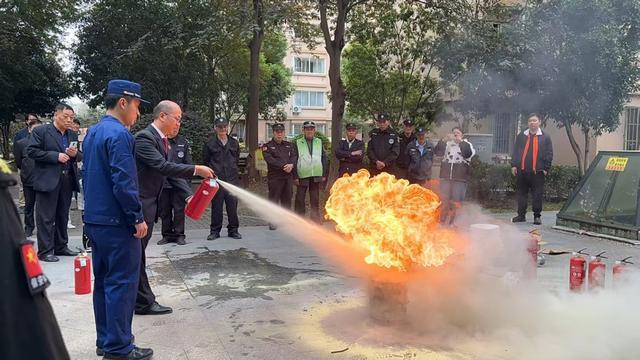 上海一商场灭火器无法灭火还造成爆燃6800具伪劣器为何能流入市场(图1)