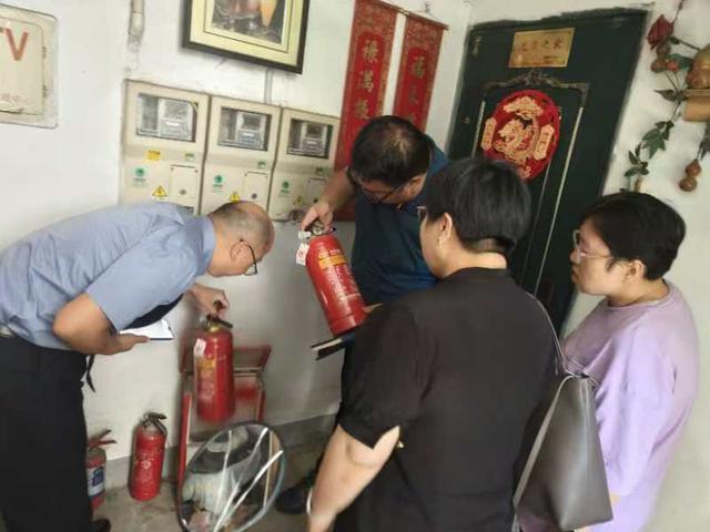 上海一商场灭火器无法灭火还造成爆燃6800具伪劣器为何能流入市场(图2)