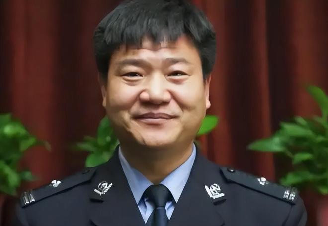 这一次“网络造神”的残酷真相在反诈老陈身上展现得淋漓尽致(图2)