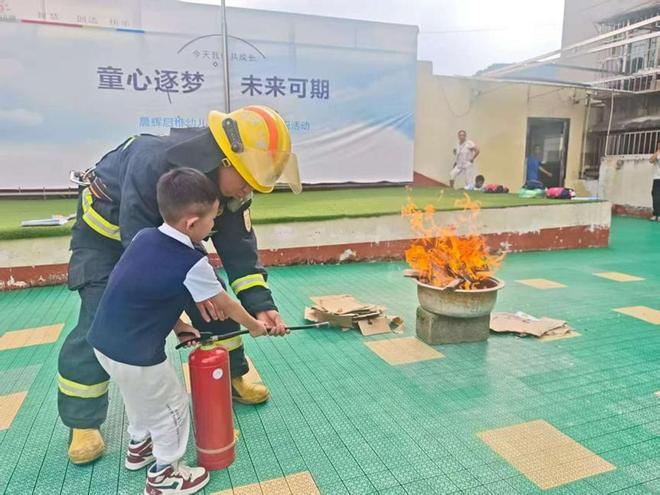 贵阳云岩消防进幼儿园：“真水真火”大冒险 安全种子种心间(图2)