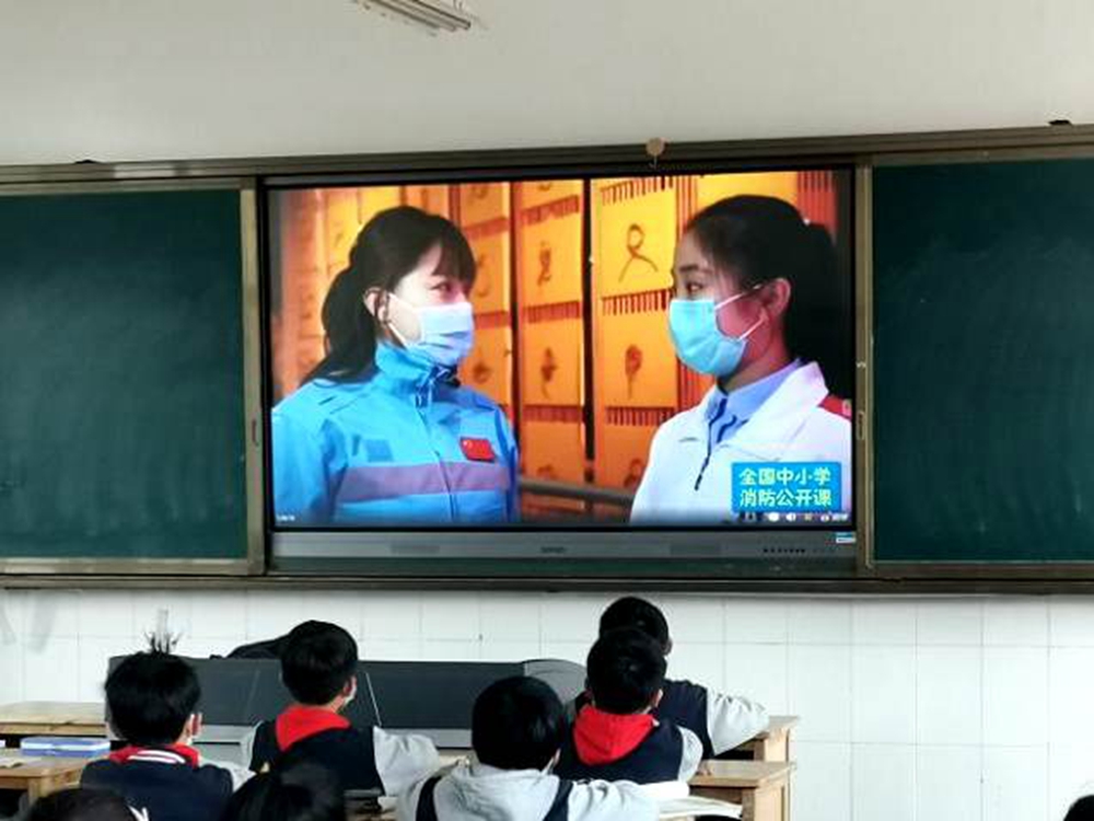 黄海路小学组织师生观看“中小学消防公开课”(图2)