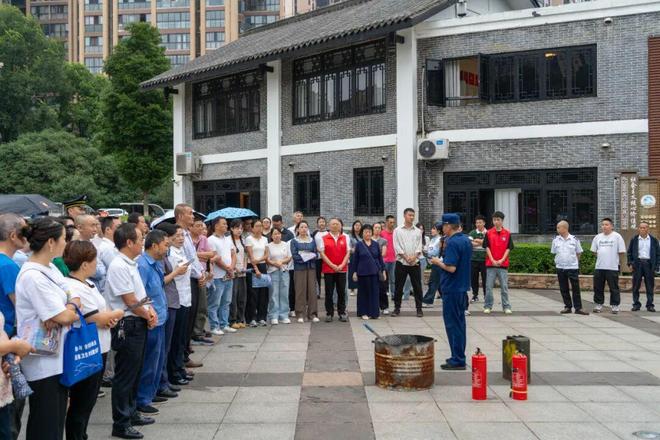 筑牢“家门口”的安全防线：峨眉山市消防救援大队将消防宣传融入基层治理末梢(图1)