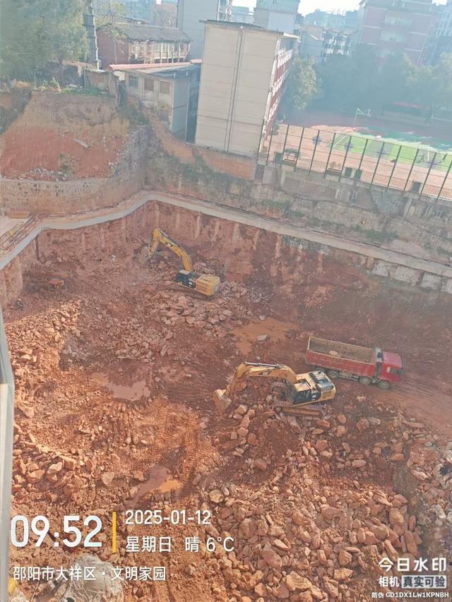 坍塌的操场与施工的车库(图2)