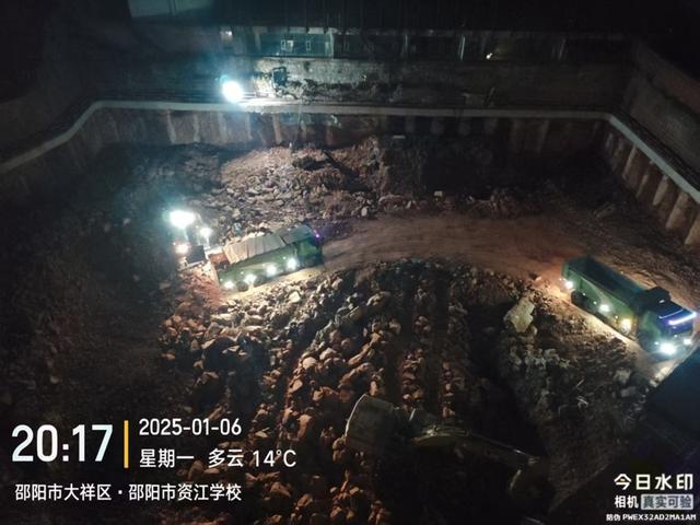 坍塌的操场与施工的车库(图3)