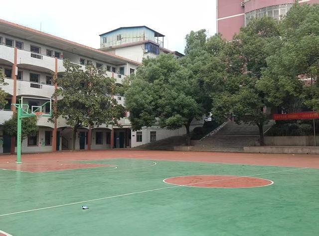 坍塌的操场与施工的车库(图1)