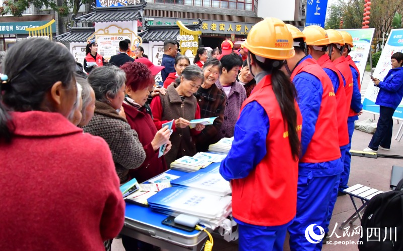 2025年四川省暨成都市消防宣傳月活動啟動儀式在蓉舉行(图3)