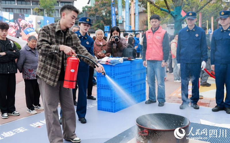 2025年四川省暨成都市消防宣傳月活動啟動儀式在蓉舉行(图2)