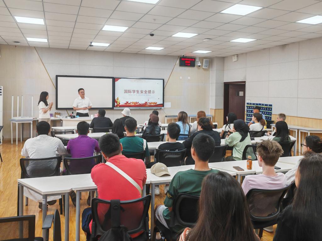 【全国消防日】赶走霸占消防通道的“拦路虎”(图1)