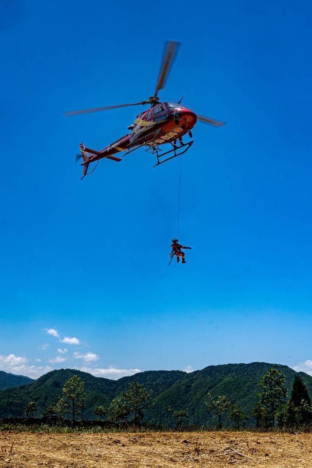 5分钟营救被困孤岛伤员 消防宣传月跟着记者“解锁”超燃直升机救援(图3)