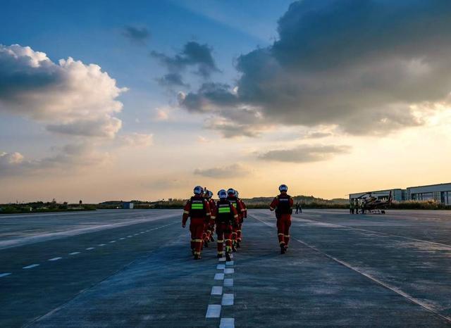 5分钟营救被困孤岛伤员 消防宣传月跟着记者“解锁”超燃直升机救援(图1)