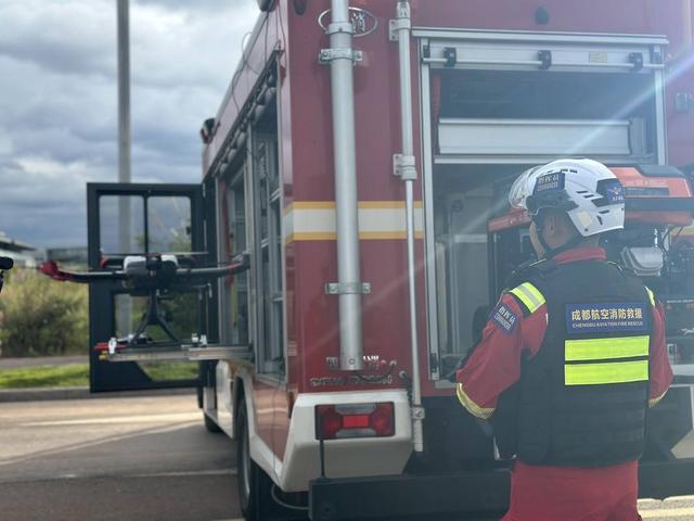 5分钟营救被困孤岛伤员 消防宣传月跟着记者“解锁”超燃直升机救援(图5)