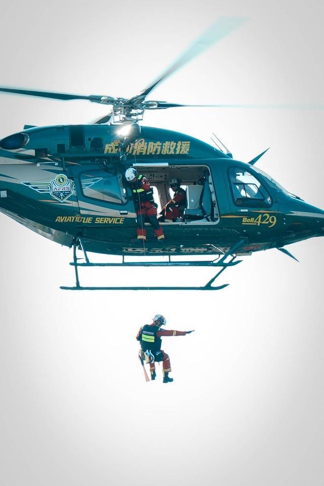 5分钟营救被困孤岛伤员 消防宣传月跟着记者“解锁”超燃直升机救援(图7)