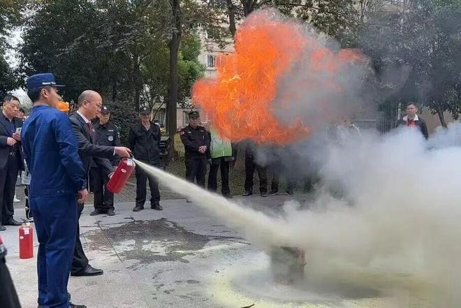 检察日报 灭火器质量岂能“量身定制”？(图1)