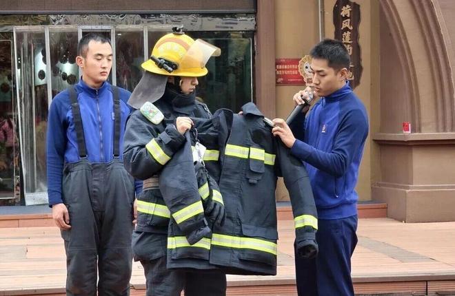 吕梁消防 “五进”宣传在行动全力守护保平安(图2)