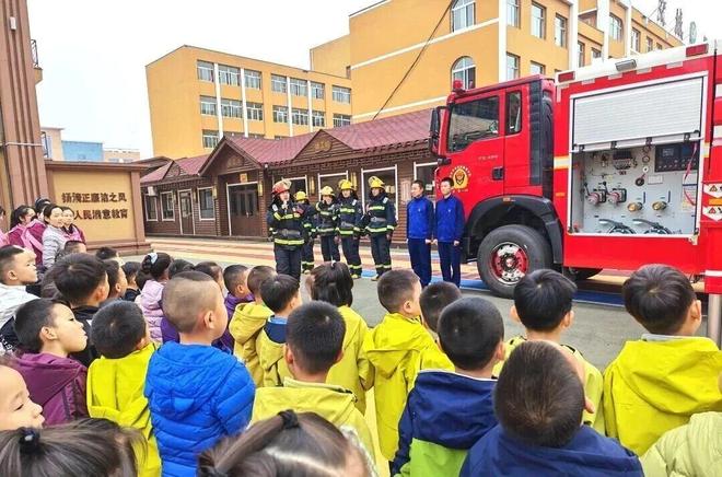 吕梁消防 “五进”宣传在行动全力守护保平安(图1)