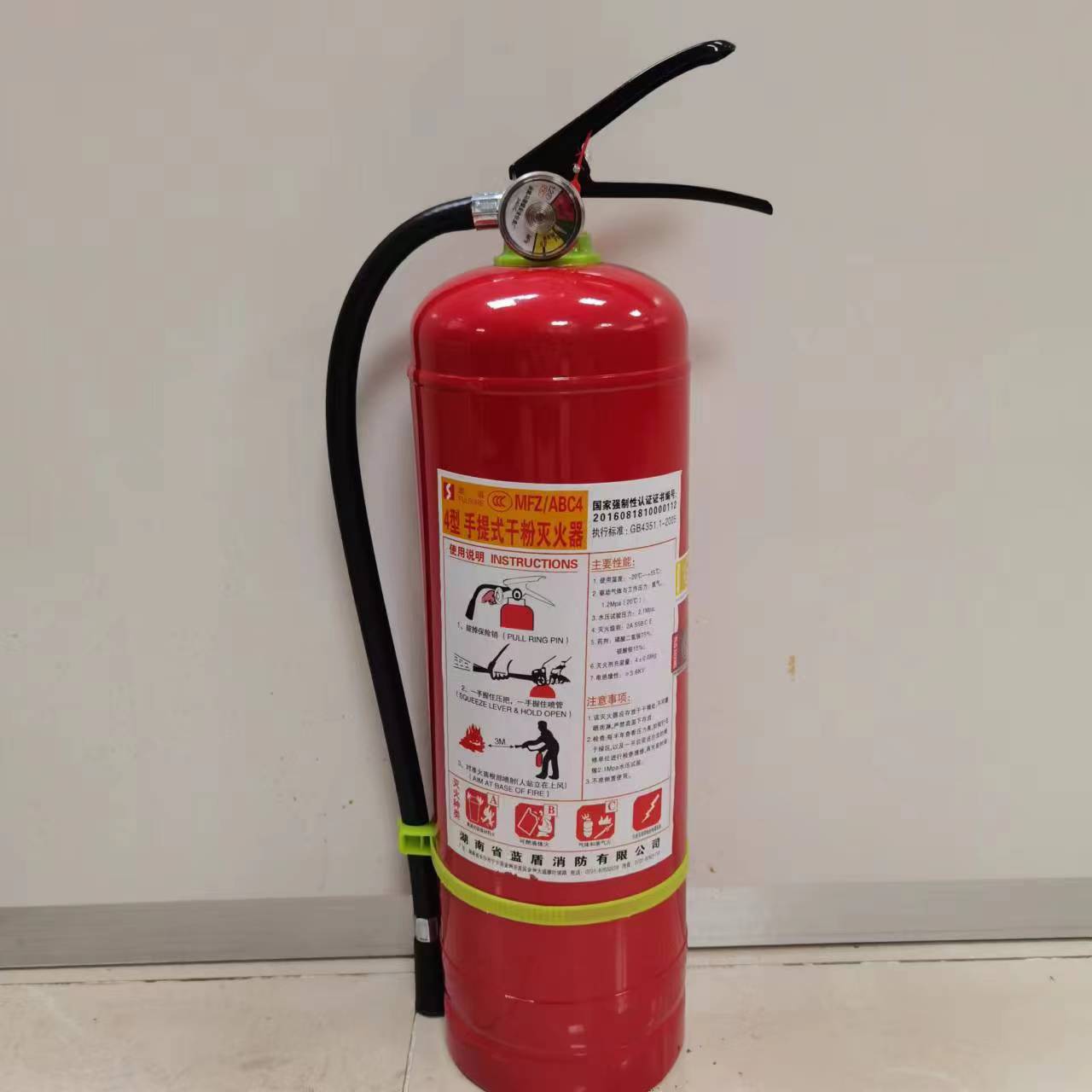 抵达现场后民警发现是6楼顶楼住户门口着火了楼梯间内已浓烟弥漫堆放的纸板(图1)