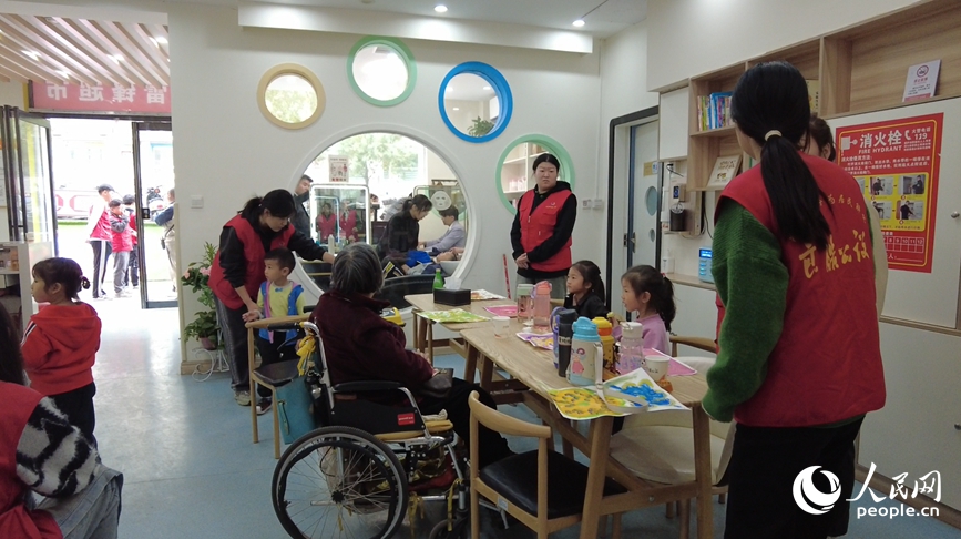 这群“00后”为何“沉迷”家长里短？(图2)